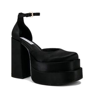 NWOT Steve Madden Charlize Platform in Black